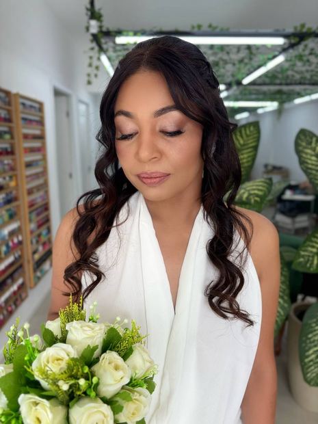 Noiva com buquê de rosas brancas