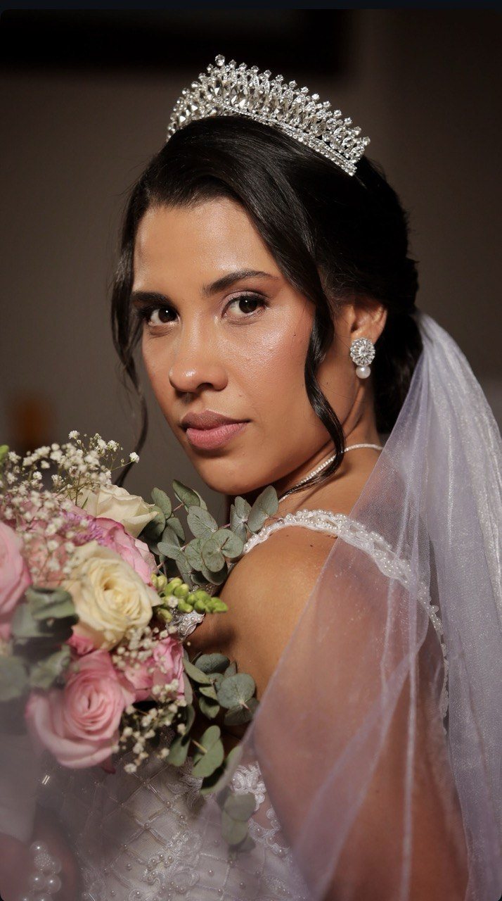 Noiva com tiara, véu e buquê de rosas